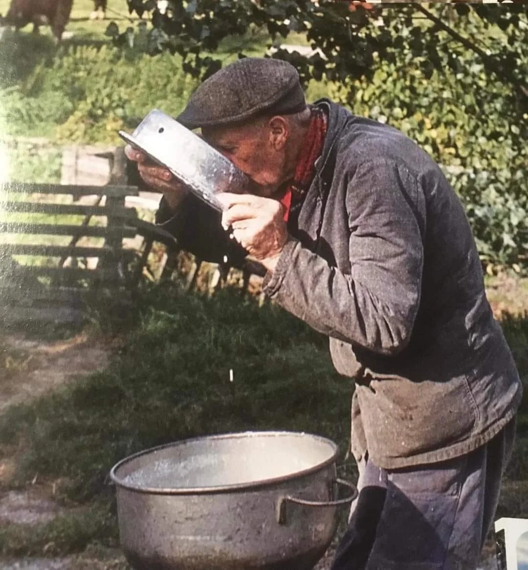 Opa Gerrit Kraan op de familieboerderij, met melkkan en emmer
