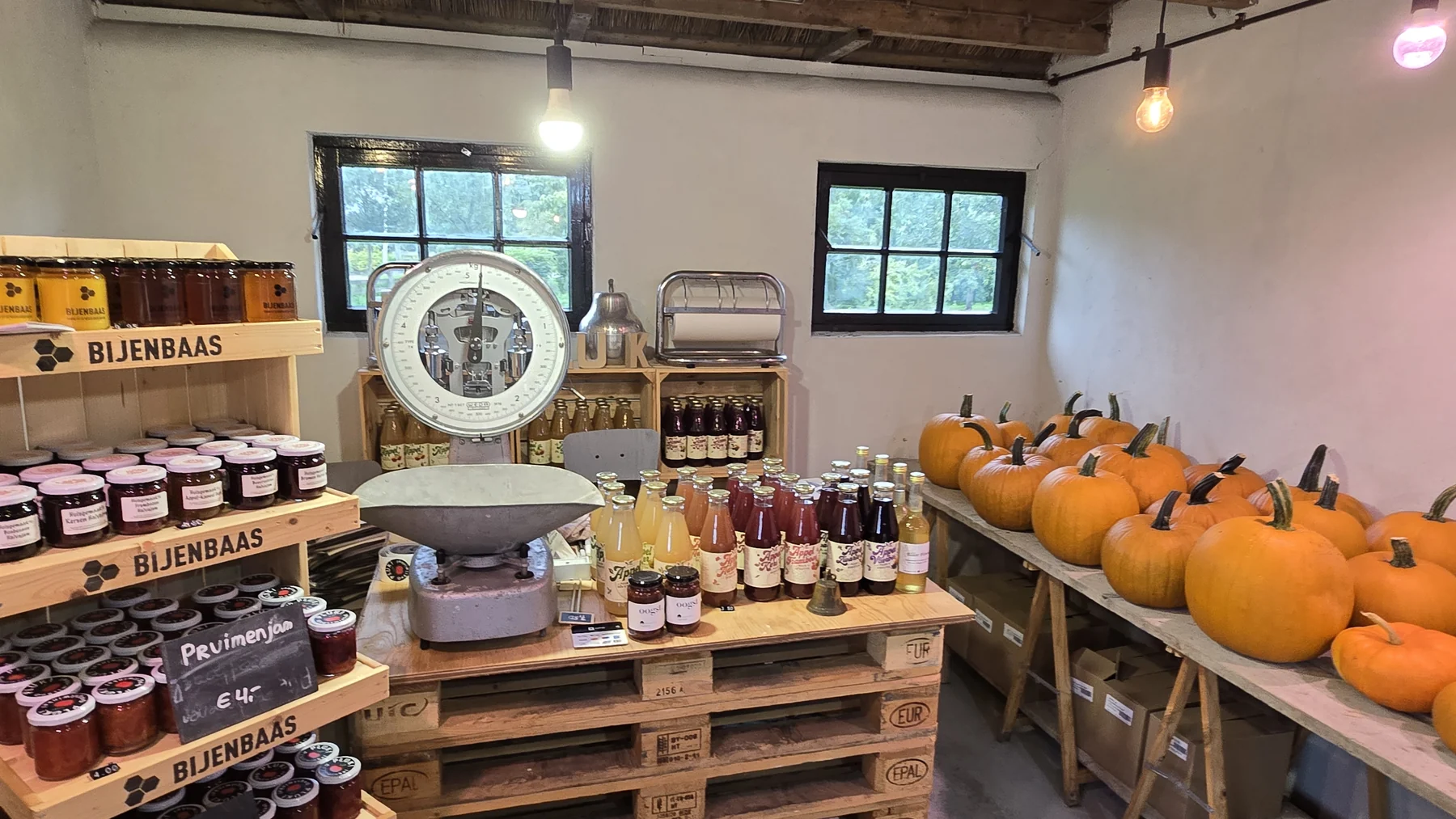 Jam, sap en streekproducten naast de oude weegschaal in Pluk!